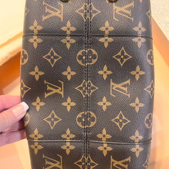 Louis Vuitton Hobo Style Bag - Picture 7 of 11
